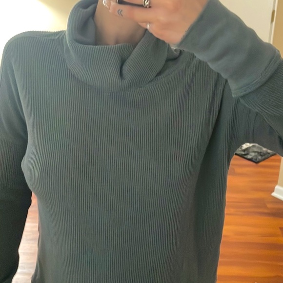 Aritzia thermal cowl neck/turtleneck slouch waffled fabric flowy long sleeve - Picture 7 of 8